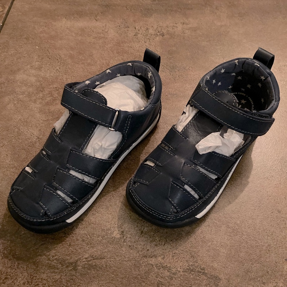 Super cute navy shoes! Great shoes! Must have for any outfit! Comes with box!